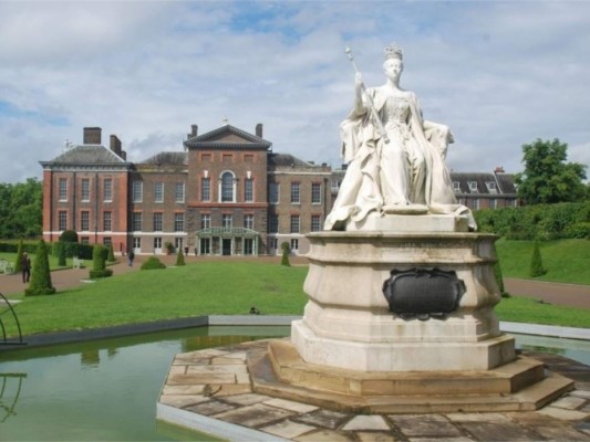 El famoso Palace Green también forma parte de la reconocida calle que alberga a varios royals como los Duques de Cambridge, el Duque y la Duquesa de Gloucester y anteriormente a los Duques de Sussex que antes de mudarse vivían en esta zona, al igual que personalidades como Roman Abramovich, dueño del equipo de fútbol Chelsea.