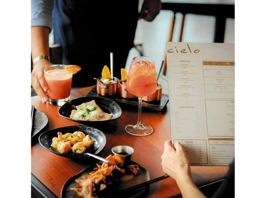 CIELO ROOFTOP BAR + BISTRO Es uno de los bares más trendy de la ciudad pero también un exclusivo spot para una cena casual. Para compartir no dejes de pedir atún picante con arroz frito, dumplings, wontons y potstickers de camarón o cerdo. La carta de cocteles es amplia y sorprendente. Avenida Circunvalación 2 y 3 Calle NO MONO’S
