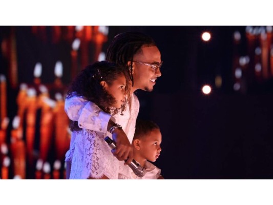 Ozuna interpretó 'Gracias' por primera vez en televisión, haciendo la actuación aún más especial y personal, los niños de la superestrella se unieron a él en el escenario.