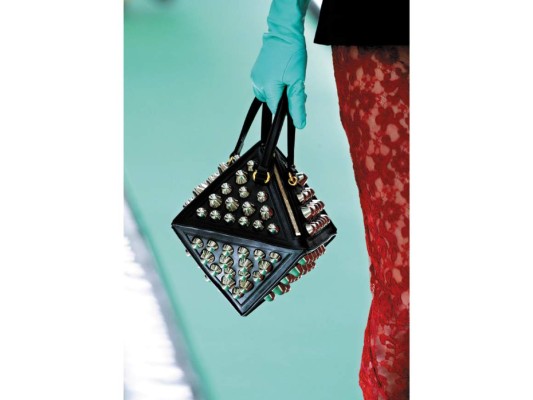 iBolso geométrico de cuero con studsdoradas by Gucci