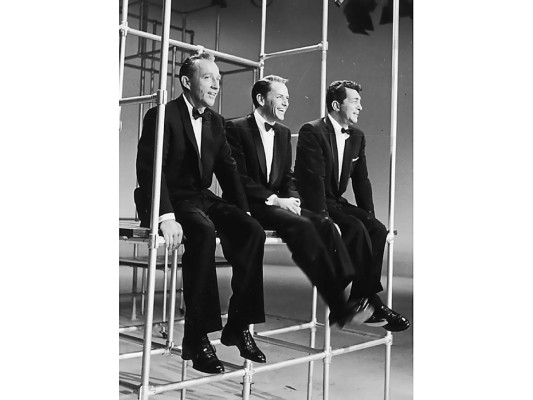 4- Frank Sinatra admiró mucho a Bing Cosby. Después de oírlo cantar una noche de 1935, Sinatra mencionó que desde ese instante solo se dedicaría a cantar.