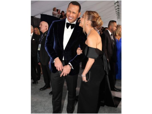El 19 de enero Jennifer López deslumbró en la alfombra gris de los SAG Awards 2020, con un vestido negro de George Hobeika que llevaba una cola de novia. Por supuesto, su comprometido estuvo ahí para acompañarla en su primera nominación de los SAG Awards.