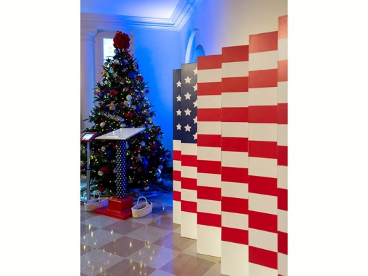 El East Garden Room exhibe una bandera americana que guarda imágenes de miembros de la milicia y sus familias y un árbol con estrellas doradas que honran a los hombres y mujeres que han caido en la lucha por Estados Unidos.<br/>