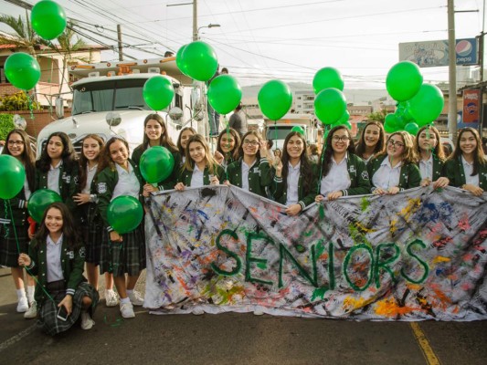 Fotos por: Tete Aleman Los Seniors de la Elvel School realizaron su famosa senior entrance con camiones decorados, globos verdes, música, bengalas y pancartas para dar inicio de la mejor manera a su último año de high school.