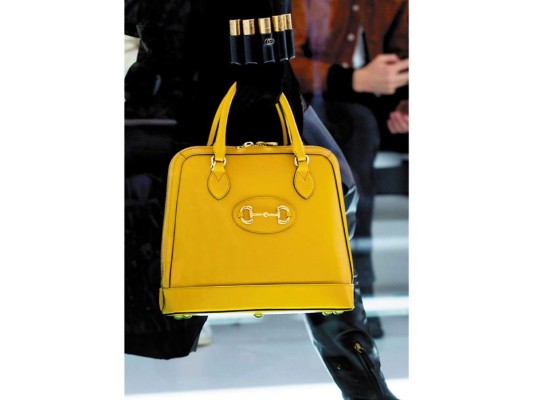 EL BOLSO CON EL TAMAÑO ADECUADO. La cartera, accesorio imprescindible de cualquier mujer, no solo debe responder a las necesidades reales del ritmo de vida, sino a la altura y contextura física. No es lo mismo llevar un sobre o una cartera mediana que un bolso enorme que te agrega volumen y modifica la postura. Vale la pena invertir en este accesorio considerado un símbolo de estatus. Lejos de las tachas y los estampados de circo.