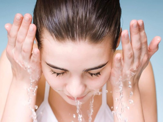 RITUAL DE LIMPIEZA. Cumplir a diario con el ritual de limpieza, hidratación y tonificación de la piel del rostro, usar protección solar, exfoliar y programar un facial regularmente son básicos para mantener la juventud del rostro.