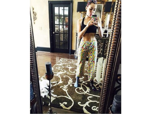 Miley Cyrus compartió una selfie tras su sesión de yoga