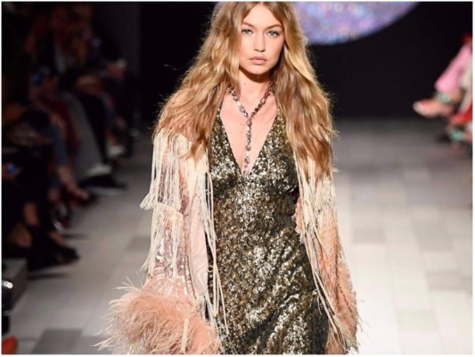 Gigi Hadid pierde un zapato en plena pasarela