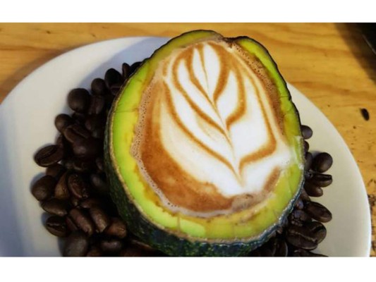 Aguacate & coco latte: Si eres fan del café debes probar este, para hacerlo necesitas:<br/><br/>1 taza de café intenso, <br/>2/3 de taza de leche evaporada<br/>¼ de taza de aguacate<br/>3 cucharadas de crema de coco<br/>1 cucharada de extracto de vainilla<br/>1/3 cucharadita de canela molida<br/>1 pizca de nuez moscada<br/><br/> Vierte todos los ingredientes en una olla y cocina a fuego medio hasta que hierva removiendo constantemente. Luego, licua la mezcla hasta lograr espuma. Sírvelo en un vaso o una taza y decóralo con la crema batida y la canela.