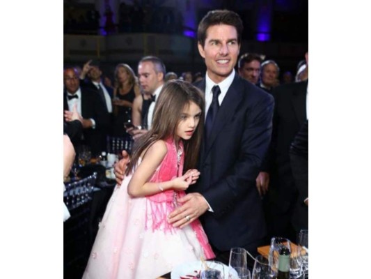 Katie Holmes postea foto de Suri Cruise