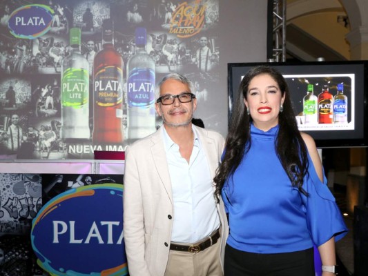 Carlos Villeda y Nadia Moncada en el lanzamiento de la nueva campaña