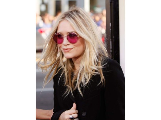 Un twist divertido a tus outfits es que no solamente el marco, pero los lentes sean de colores, ya sea amarillo, rosa o azul es un guiño muy retro que te hará lucir fresca.