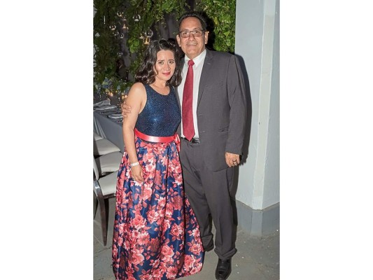 Eduardo Interiano y Lucía Chicas celebran boda a la orilla del mar   