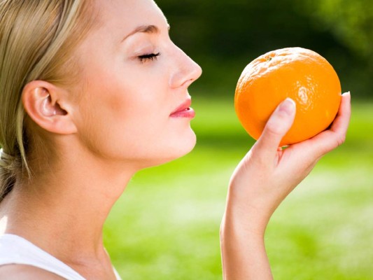 Vitamina C. Es un poderoso antioxidante, interviene en la síntesis del colágeno, por lo que ayuda a mantener la piel tersa, libre de arrugas y flacidez. Retrasa el envejecimiento y repara, en cierta medida, los daños causados por el sol o por las depilaciones láser. Está presente en casi todas las frutas, especialmente en los cítricos. También en los pimientos, tomates, brócoli, coliflor y repollo, entre otros.<br/>