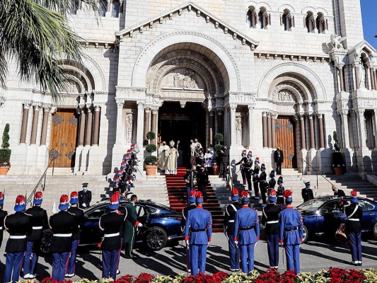 Los Grimaldi, encabezados por el príncipe Alberto, salen de la Catedral de Nuestra Señora Inmaculada, donde se celebró la tradicional misa por el Día Nacional de Mónaco (Photo by Valery HACHE / AFP)