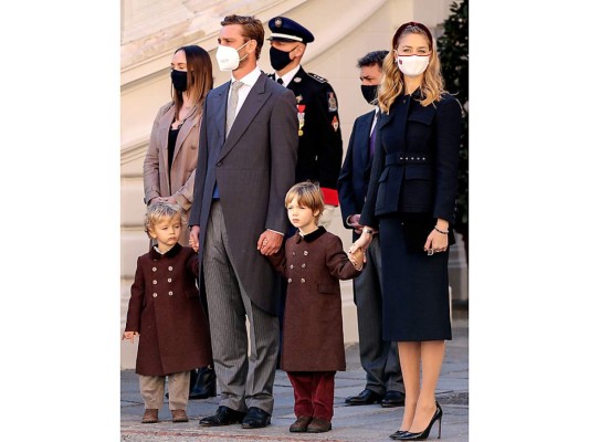 Pierre Casiraghi con su esposa Beatrice Borromeo y sus hijos Francesco y Stephano (Photo by Valery HACHE / POOL / AFP)