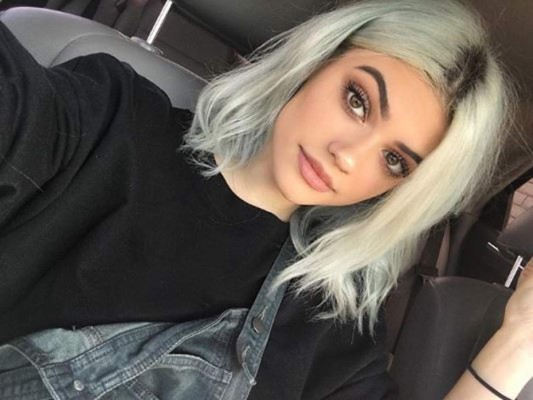 Kelsey por su parte tiene un parecido con la menor del Clan Kylie Jenner, los cambios de color, corte y textura de su pelo son cada vez más frecuentes y su estilo con aires noventeros sin duda son idénticos a la dueña de Kylie Cosmetics