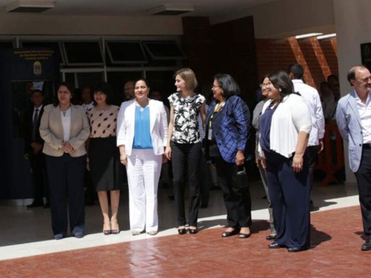 Reina Letizia visita la Universidad Nacional Autónoma de Honduras