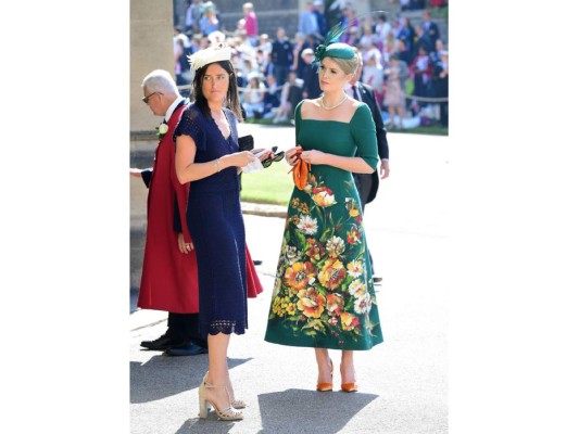 Un vestido maravilloso y elegante es el de la sobrina de Lady Di, sin duda alguna con este diseño de Dolce&Gabbana enamoró con la combinación de colores entre el verde bosque y el naranja vibrante, con los zapatos y el bolso de terciopelo y el tocado hace el look perfecto.