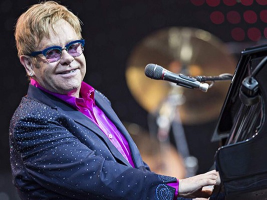 Elton John, en su juventud, estaba enamorado de una mujer con la que estuvo a punto de casarse, una joven llamada Linda Woodrow. Ambos se conocieron en 1967 en un concierto en un club de Sheffield, donde Elton John tocaba en una banda de blues que le sirvió para despuntar. <br/>Sin embargo, esa historia de amor se truncó y la relación terminó radicalmente la noche previa a la boda. “Salí de fiesta con mis amigos y me di cuenta en pleno éxtasis de borrachera que no tenía que casarme”, explicó unos décadas más tarde en esa entrevista. La boda no tuvo lugar y toda esa presión que tuvo el cantante provocó que intentara suicidarse en su casa con una intoxicación de gas.<br/>