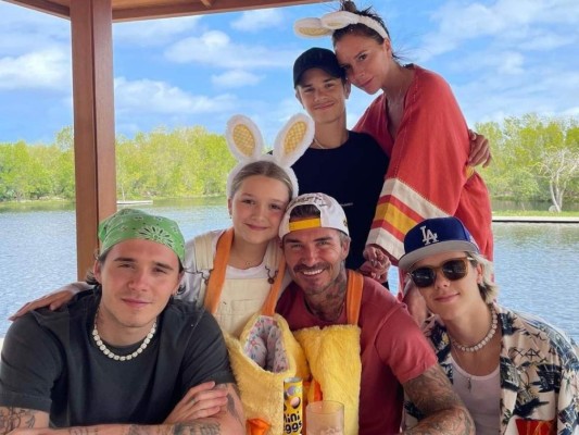 Familia Beckham<br/> La pareja Beckham aparece con sus tres hijos varones, Brooklyn, Romeo y Cruz, así como su hija mejor Harper. <br/>