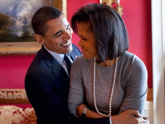 Barack Obama decidió agradecerle a su esposa por ser una gran figura para sus hijas e invitó a los demás a tomarse el tiempo de celebrar a las figuras maternas que tienen en sus hogares.