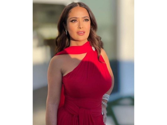 Salma Hayek deslumbró con el vestido rojo elaborado por Alexander McQueen.