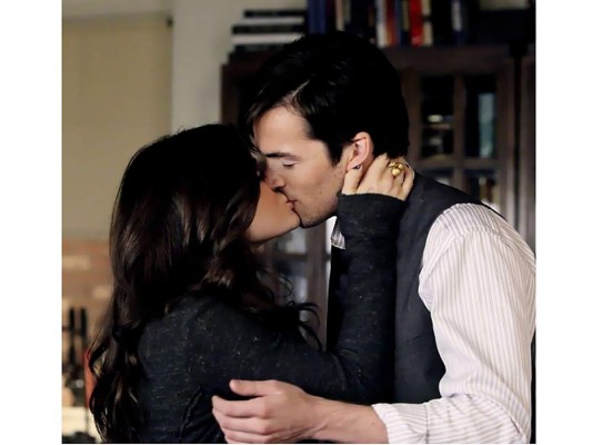 Aria y Ezra en Pretty Little Liars