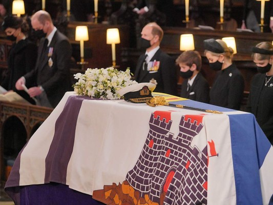 De izquierda a derecha: Kate y William de Cambridge; Eduardo y Sophie de Wessex con sus hijos Jacobo y Luisa frente al féretro del príncipe Felipe en la capilla St George (Photo by Dominic Lipinski / POOL / AFP)