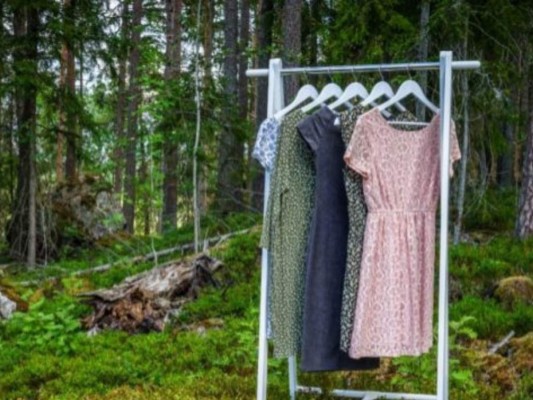 Moda Sostenible<br/>Si tu pareja es fanática de la ropa de segunda mano, es tu momento de brillar y de apoyar el planeta. Existen tantas tiendas en Instagram en las que puedes conseguir thrift clothes a precios cómodos.<br/>