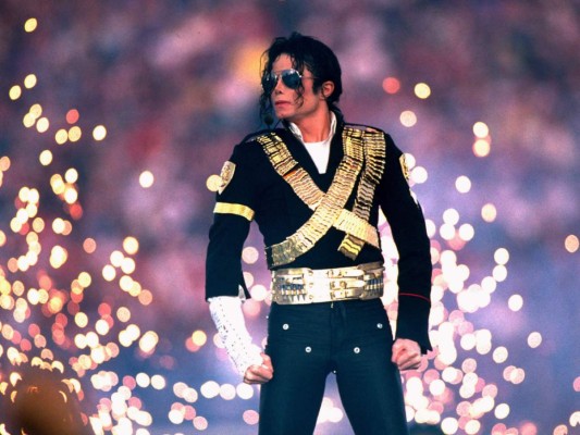Michael Jackson - 1993<br/>El Rey del pop lució un espectacular conjunto negro y dorado elaborado por Michael Bush, look al que agregó unas gafas de aviador en tono azul. <br/>