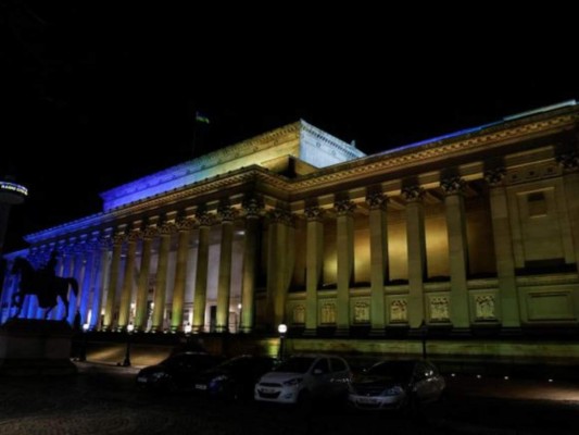 Monumentos de todo el mundo se visten de los colores de Ucrania