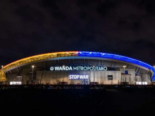 El Wanda Metropolitano de Madrid, España, se iluminó con los colores de la bandera de Ucrania.
