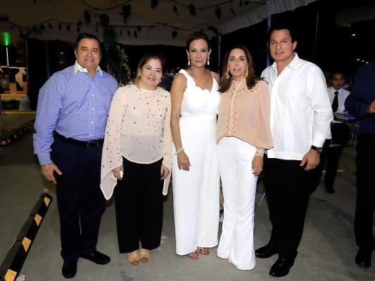 Alberto Chedrani, Wiladina Chiang y Lucy Khoury con Sandra y Mario Canahuati.