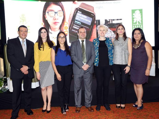 Luis Ferrera, Paola Chinchilla, Reizel Vilorio, Carlos Alvarado, Pamela Cruz y Alma Águila representantes de Grupo Roble