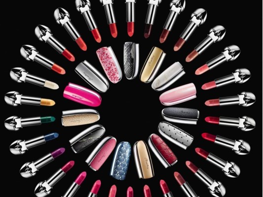 3. ROUGE G es la primera barra de labios personalizable que puedes hacer a tu medida, con la que podrás magnificar tu estilo con color.