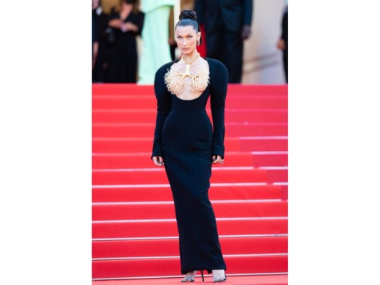 Bella Hadid ha sido un espectáculo para la alfombra roja del Festival, en esta ocasión lució un vestido de Schiaparelli con un escote decorado por un collar con forma de pulmón. ¡Wow!