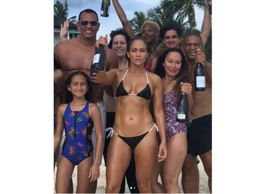 La increíble cantante Jennifer López acaba de celebrar sus 49 años, en su fiesta mostró el espectacular cuerpo que tiene a pesar de su edad. Para poder lucir así la estrella de Hollywood tiene que someterse a varias horas de rutinas de entrenamiento además que ella tiene otros secretos. En esta galería te revelaremos cuales son los pasos que sigue la actriz para tener una figura fenomenal.