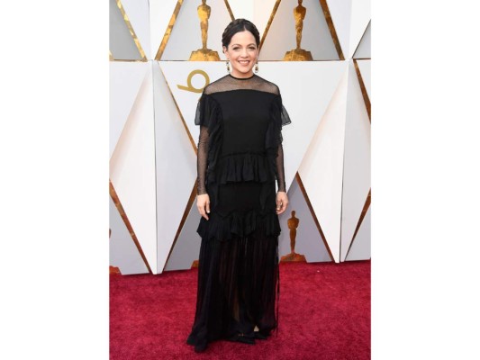 Natalia Lafourcade. La cantante mexicana, que interpreta algunos de los temas centrales de Coco apareció con un vestido negro y unos pendientes que homenajeaban el folclore de su país.