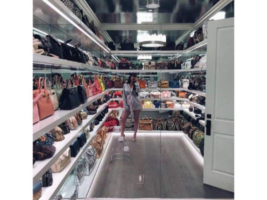 De tal palo, tal astilla. Al igual que su madre, Kylie Jenner posee una masiva colección de bolsos de varios diseñadores.