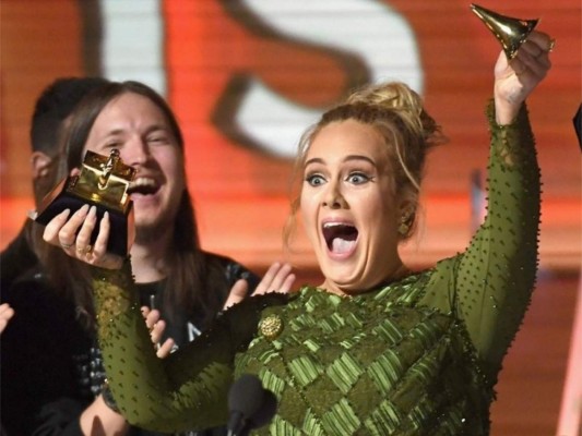 Te perdonamos Adele<br/>A lo largo de su increíble carrera, la cantante Adele ha ganado 15 Grammys, junto con un premio de la Academia, un Golden Globe, 18 Billboards y la lista continúa ... pero en el 2017 sorprendió a todos cuando rompió Grammy por mitad y ofreciendo la otra parte a Beyonce.<br/>