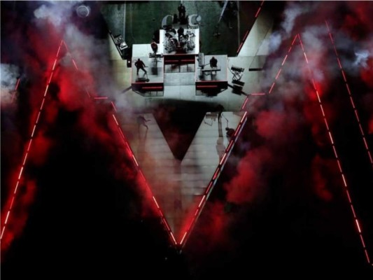 El escenario fue una de las cosas que más llamó la atención y es que este stage era una 'M' gigante en el terreno del Mercedes-Benz Stadium la cual estuvo adornada por una serie de iluminaciones sorprendentes.