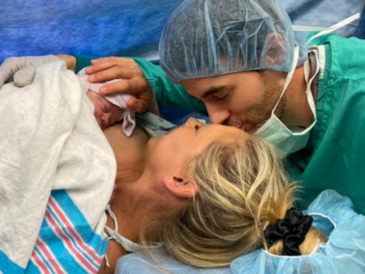 Anna Kournikova y Enrique Iglesias<br/>La feliz pareja dio la bienvenida a su pequeña el 30 de enero de este 2020, su nombre es Mary pero frecuentemente la llama Masha, traducción de su nombre en Ruso, primer idioma de esposa del cantante.