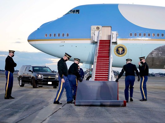El avión que conduce a los Trump listo para partir a Florida
