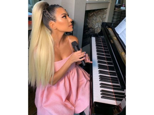 Kourtney Kardashian como Ariana Grande.