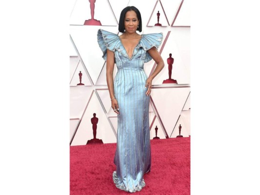 Regina King<br/>La directora de One Night in Miami asistió a los Óscar con un elegante vestido Louis Vuitton diseñado por Nicolas Ghesquière. Este atuendo fue cubierto con la cantidad más grande de cristales Swarovski que la marca haya usado en una sola pieza. Deslumbrante, ¿no?