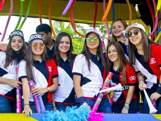 El entusiasmo fue la consigna de la entrada de los seniors de la Academia Americana. Foto:Liset Aude