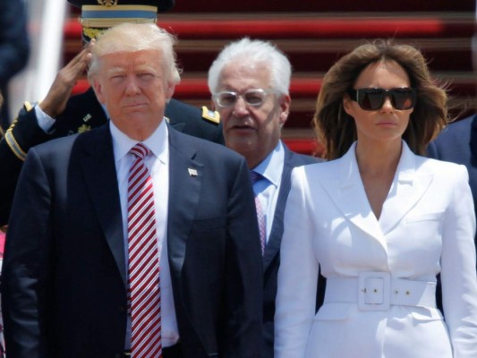 Melania rechaza la mano de Trump