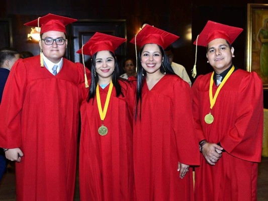 UTH Florida University gradua tercera promoción