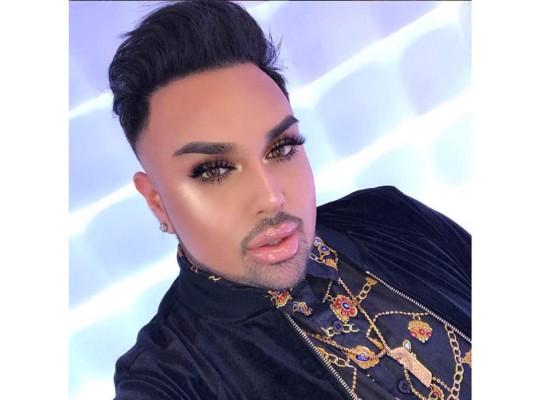 Angel Merino, conocido con Mac and Daddyy es creador de una línea de maquillaje Artist Couture es el maquillista favorito de las celebridades como Ariana Grande, Toni Braxton y Chanel Iman entre otros